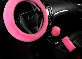 В бардачке автомобиля нашла детскую игрушку, которую мы никогда не покупали. Муж сказал, что подвозил коллегу с ребенком.